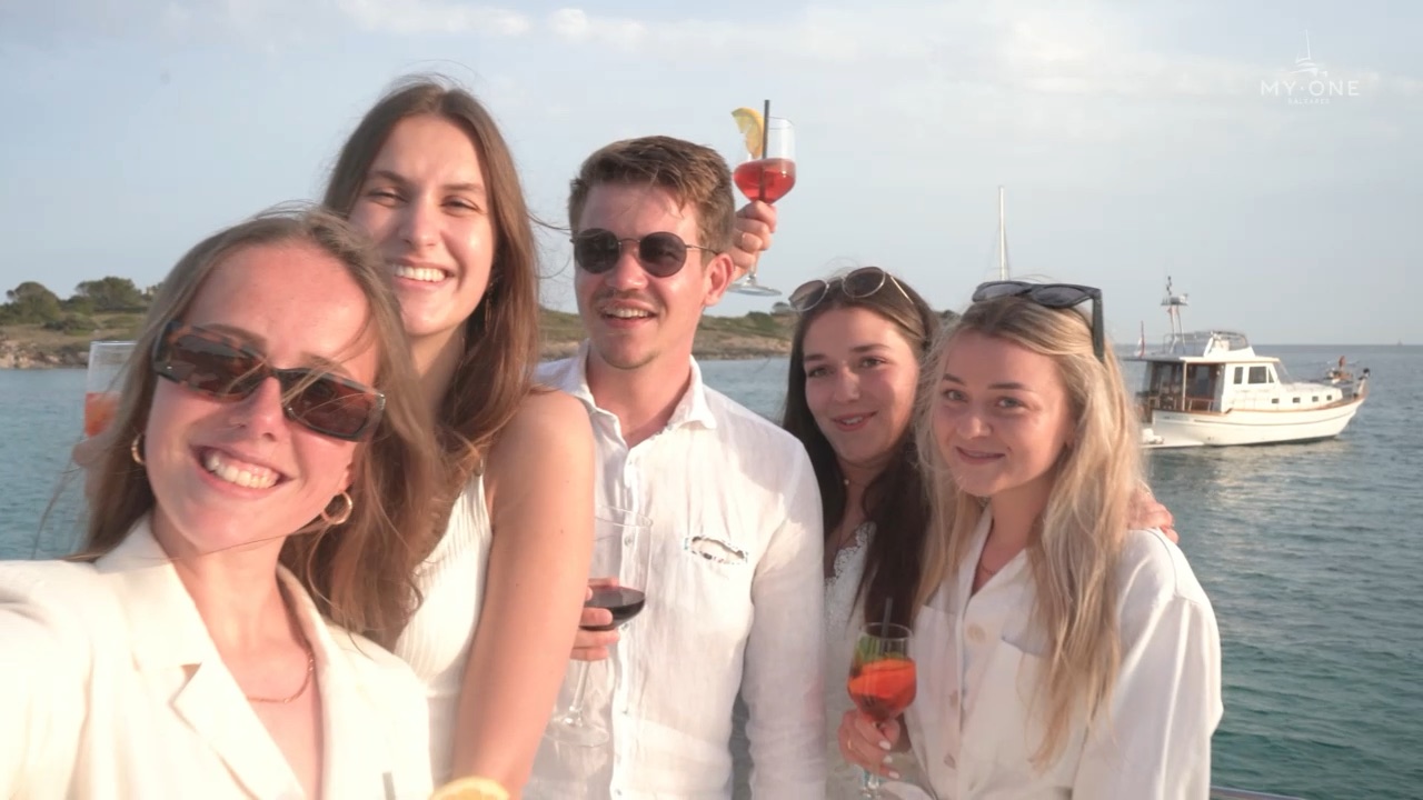 Junge Gruppe mit Drinks an Bord der MY·ONE